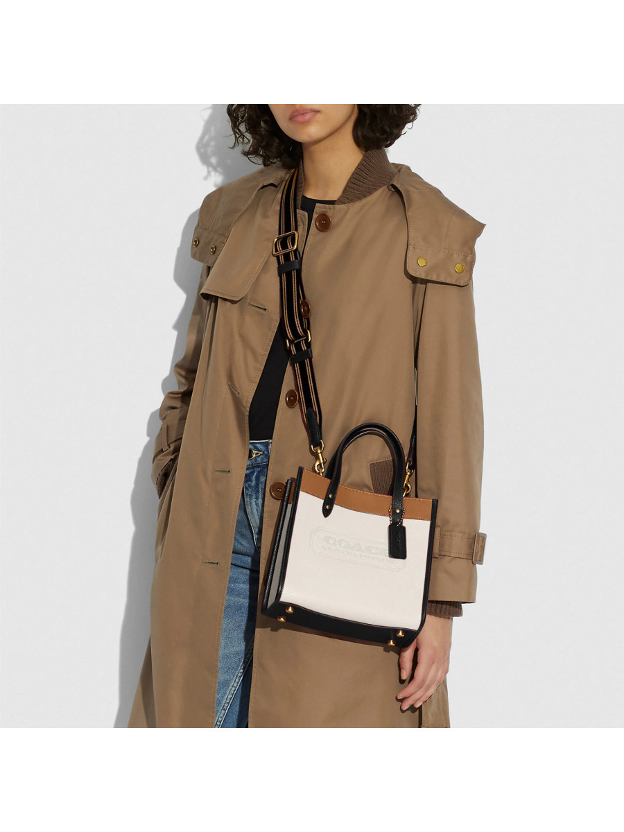 Сумка Coach Field Tote 22 In Colorblock With Coach Badge - Brass/Chalk Multi