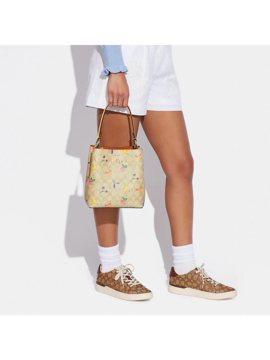 Сумка Coach Small Town Bucket Bag In Signature Canvas With Dreamy Veggie Print - Gold/Light Khaki/Retro Yellow