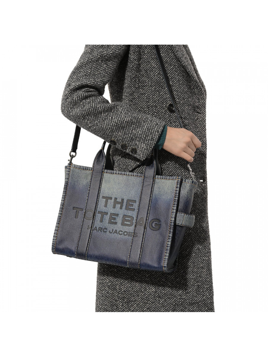 СУМКА MARC JACOBS THE DENIM-PRINTED LEATHER MEDIUM TOTE BAG
