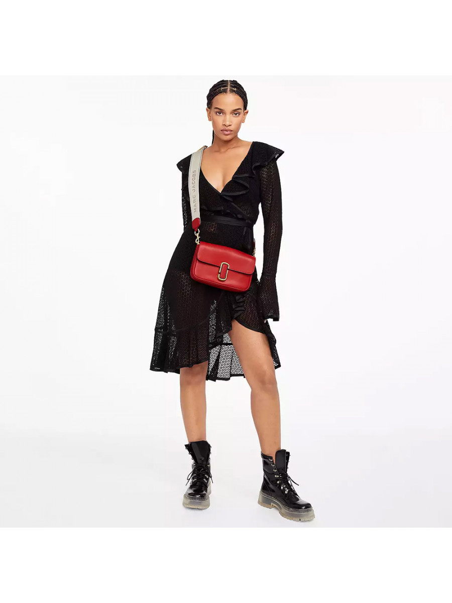 СУМКА THE J MARC SHOULDER BAG TRUE RED