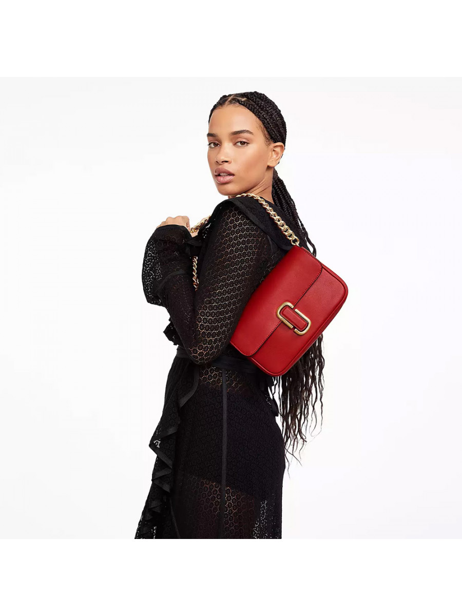 СУМКА THE J MARC SHOULDER BAG TRUE RED